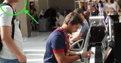In the Middle of a Busy Train Station in Paris, The Music of Two Strangers Leaves Commuters Breathless In the Middle of a Busy Train Station in Paris, The Music of Two Strangers Leaves Commuters Breathless